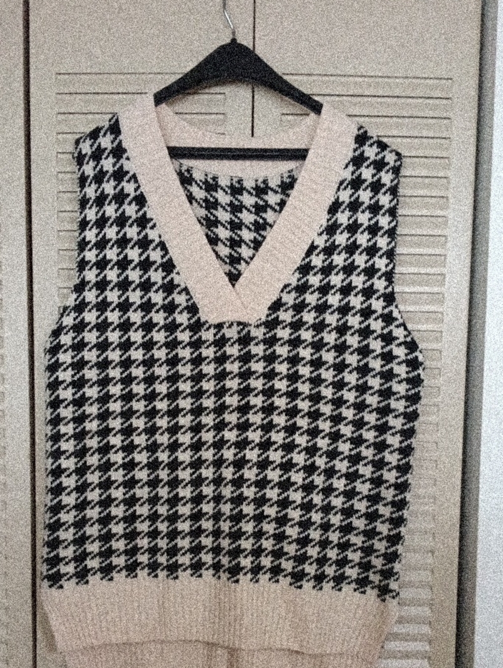 Classic Houndstooth V-Neck Sweater Vest - Cream & Black